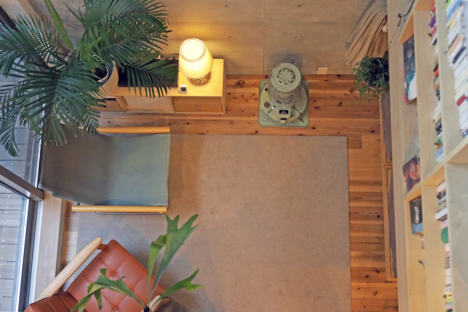 吹抜け越しに上階から下階を見下ろす