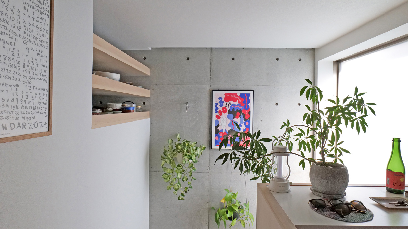 玄関脇スペース　階段とキッチンとつながりが感じられるよう設計されている。