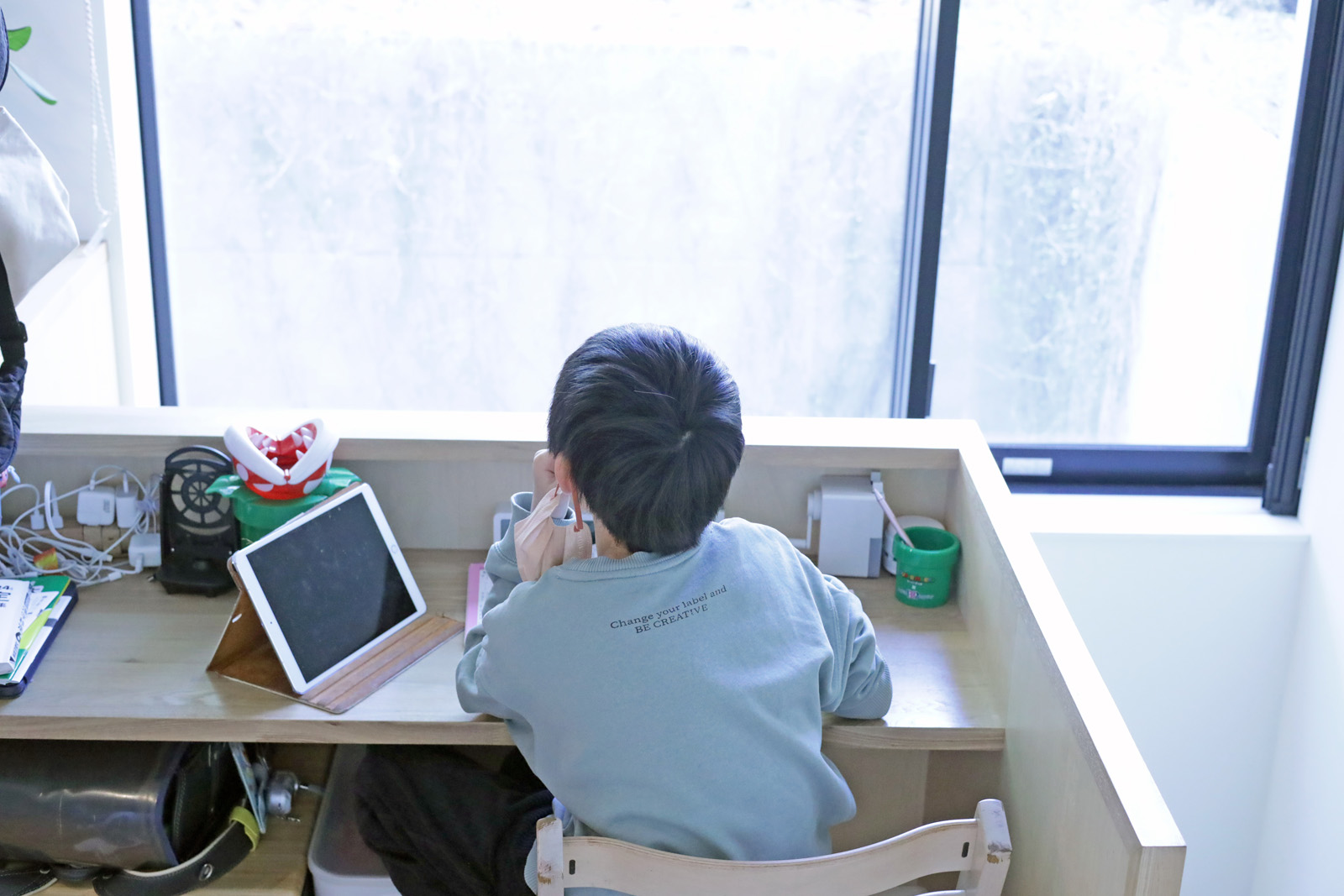 吹き抜けの上部、階段脇に子供の勉強スペース