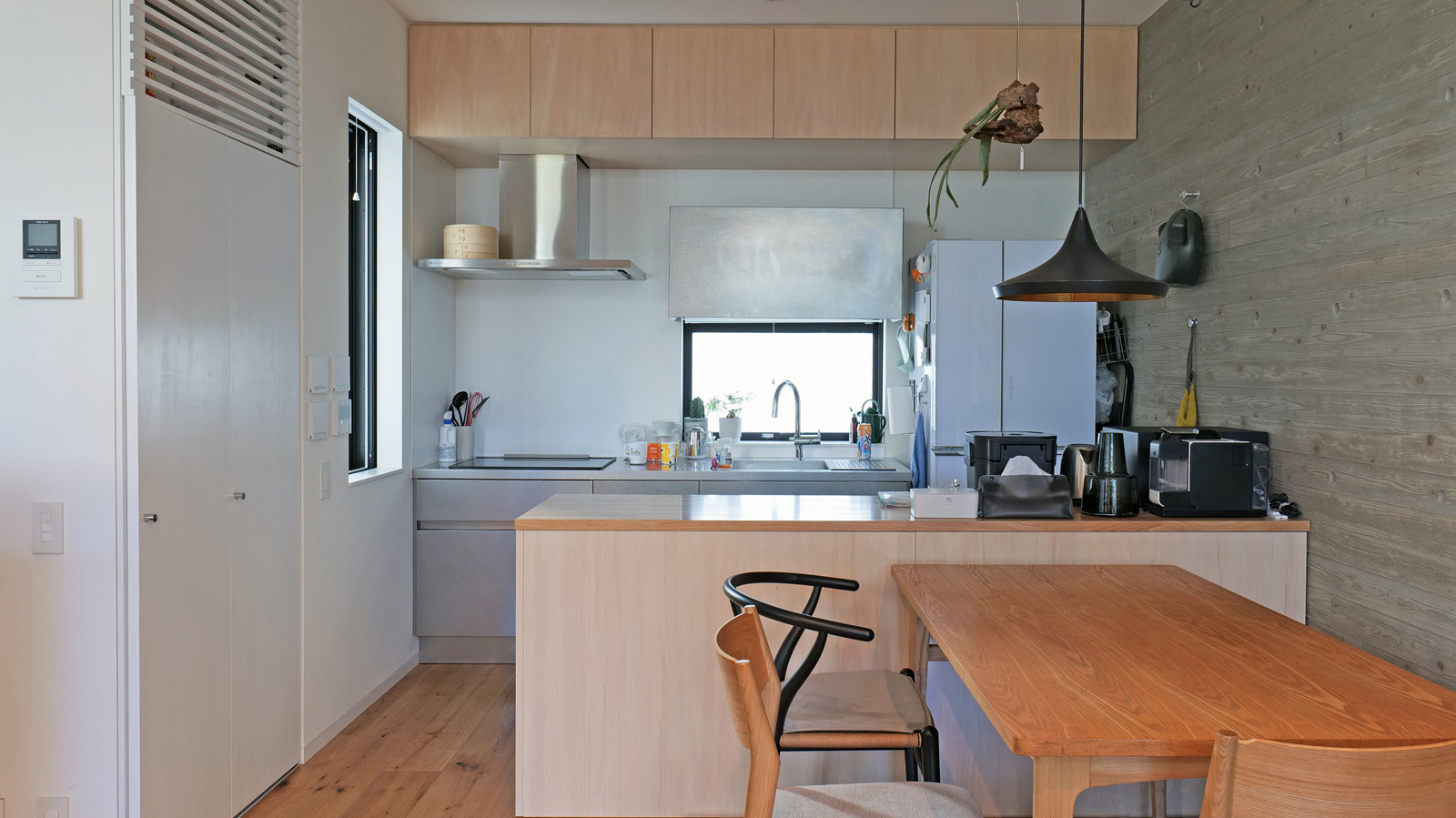 コンクリートと見事に調和したスクエアのデザイン