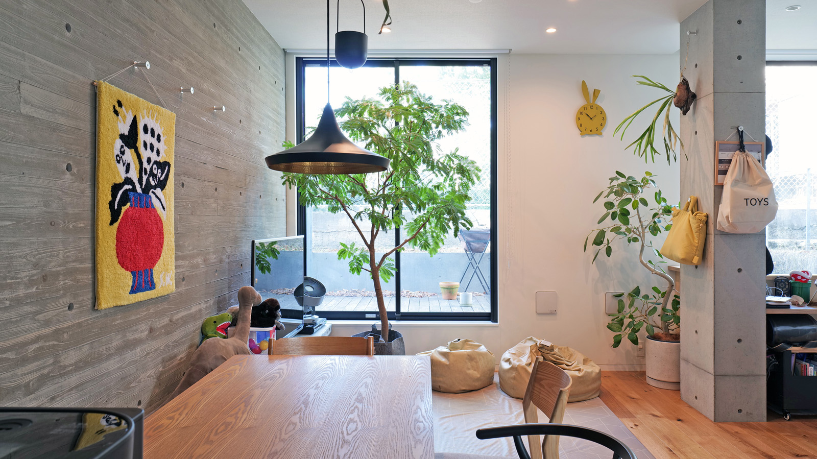 風通しがよく、観葉植物の葉が揺れて気持ちがよい