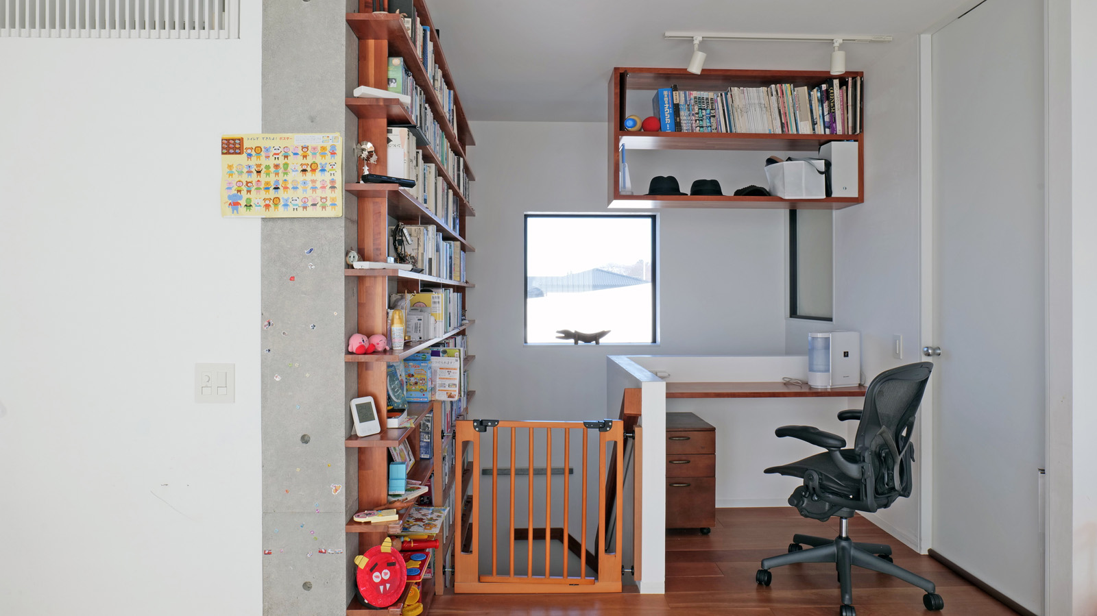 階段の脇に設けた書斎コーナー
