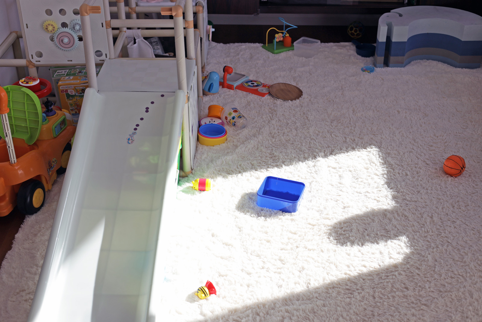 光がさんさんと注ぐリビング空間