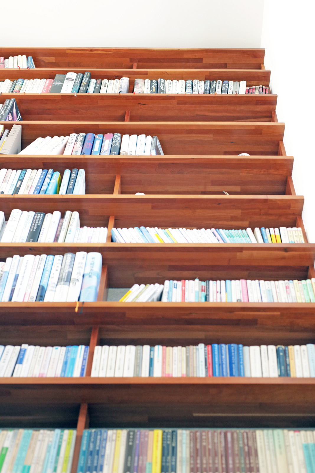 階段脇につくりつけた本棚