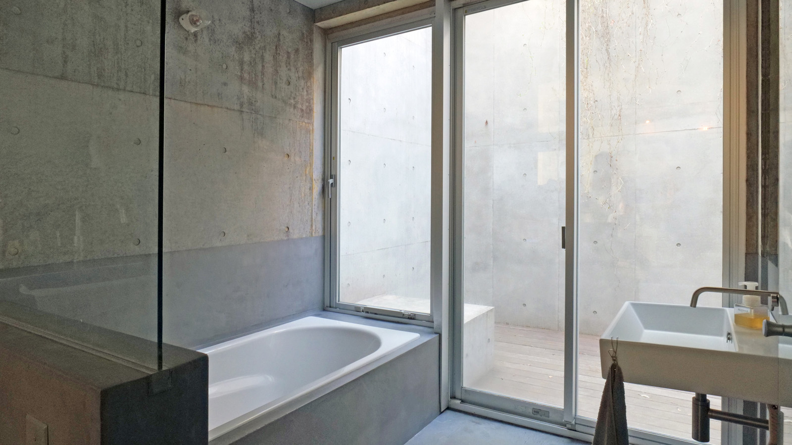 扉もない浴室　1日3～4時間過ごすことも