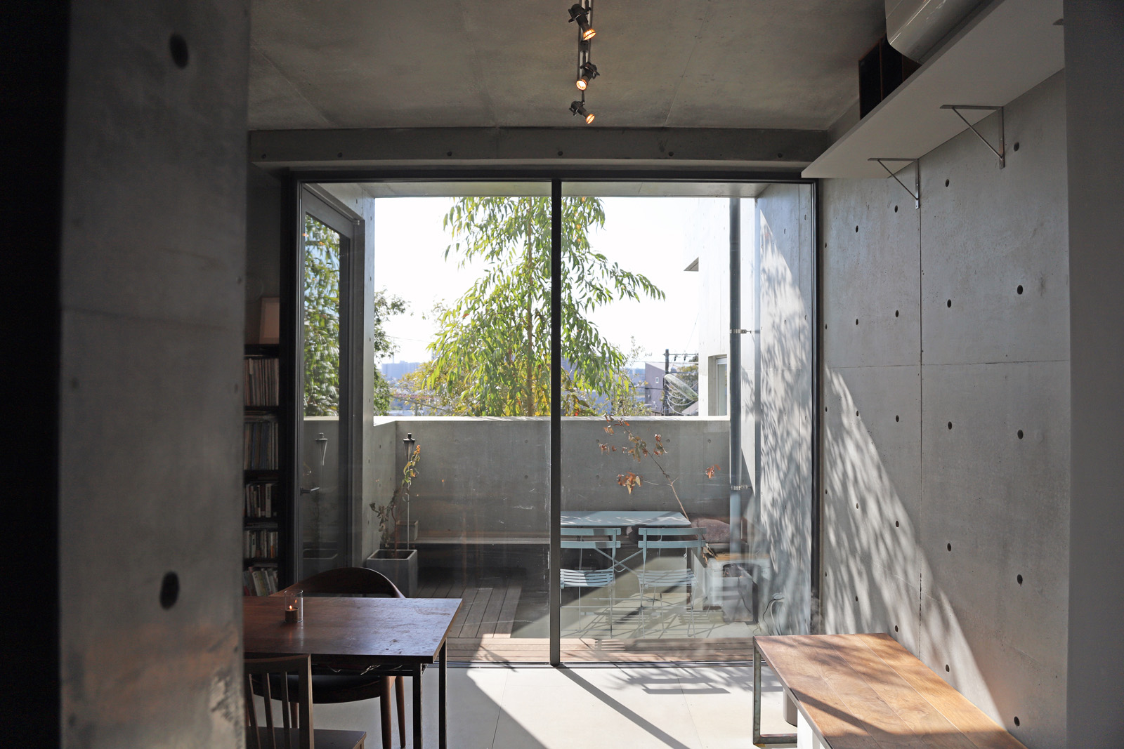 地下のリビングから富士山が見えるとは想像が及ばなかった