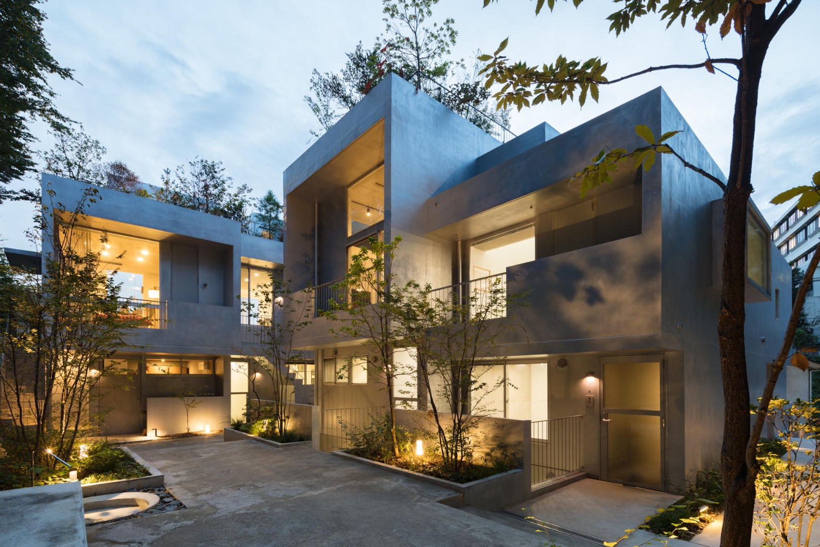 四季の移り変わりが楽しめる、囲われたアプローチ空間の参考写真2