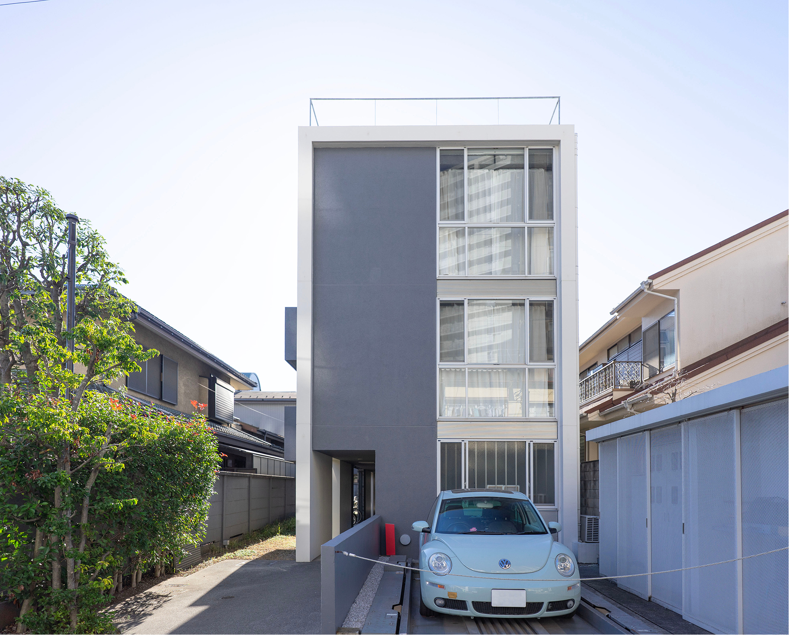 荻窪駅から徒歩4分、ちょうど第一種低層住居専用地域に切り替わる街区に属しています。