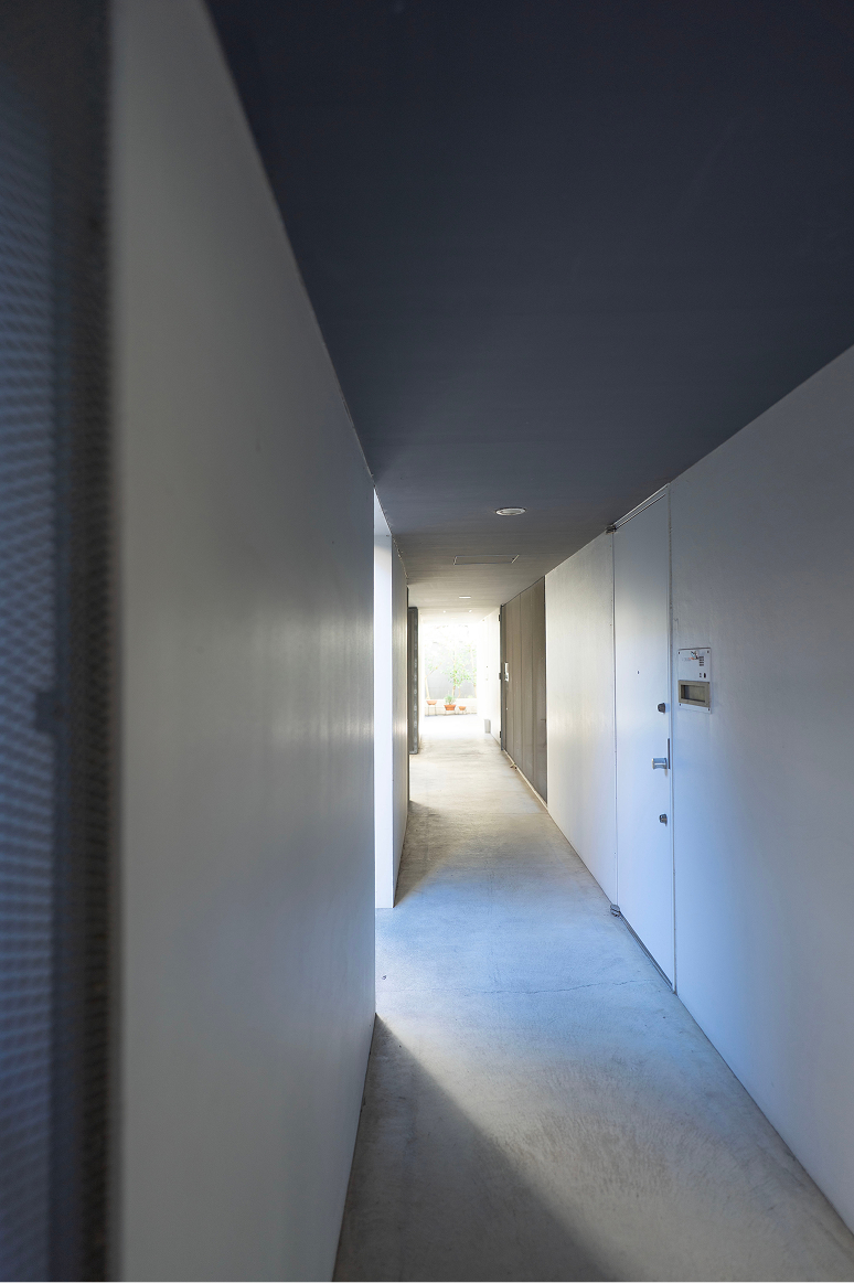 1階アトリエの玄関、風が抜けるき共用廊下