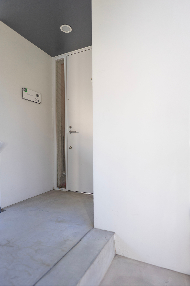 2階の玄関、明るくゆったりしている