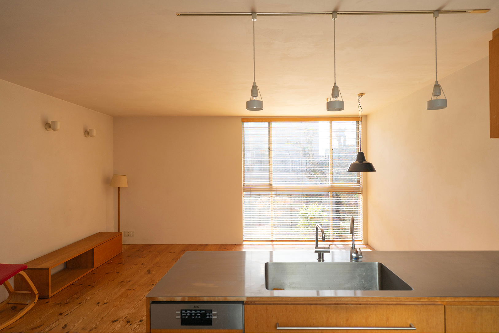 珪藻土の質感でやわらかく広がる光、南向きの大きな窓からは樹木もみえている