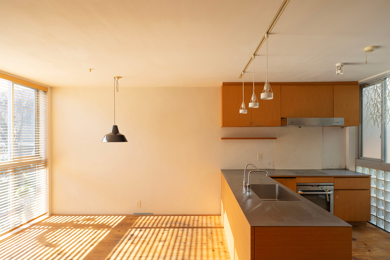 キッチン側にも窓があり明るい設計、キッチンは立派な造作キッチン