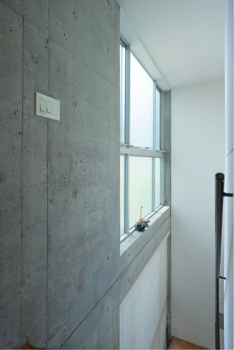 吹抜上の窓、小さな鉢植えをならべたくなる場所