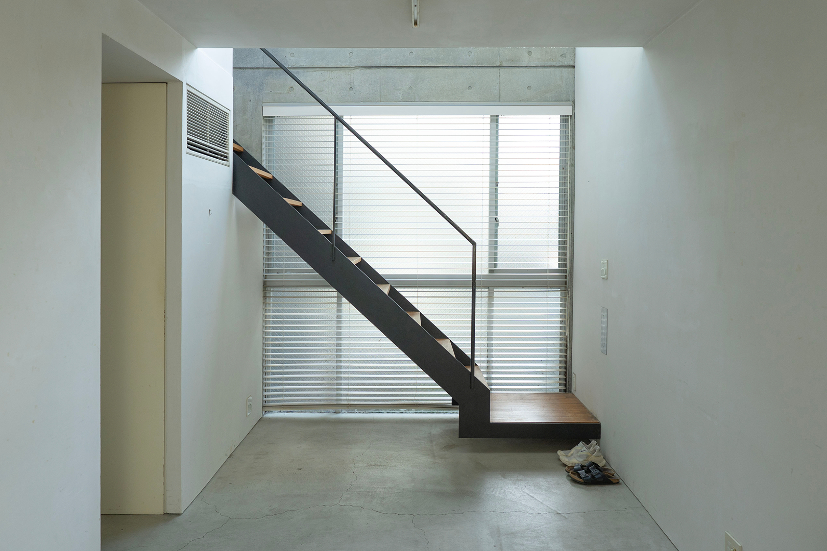 アトリエ空間に面する吹き抜け、ひろがる光が美しい