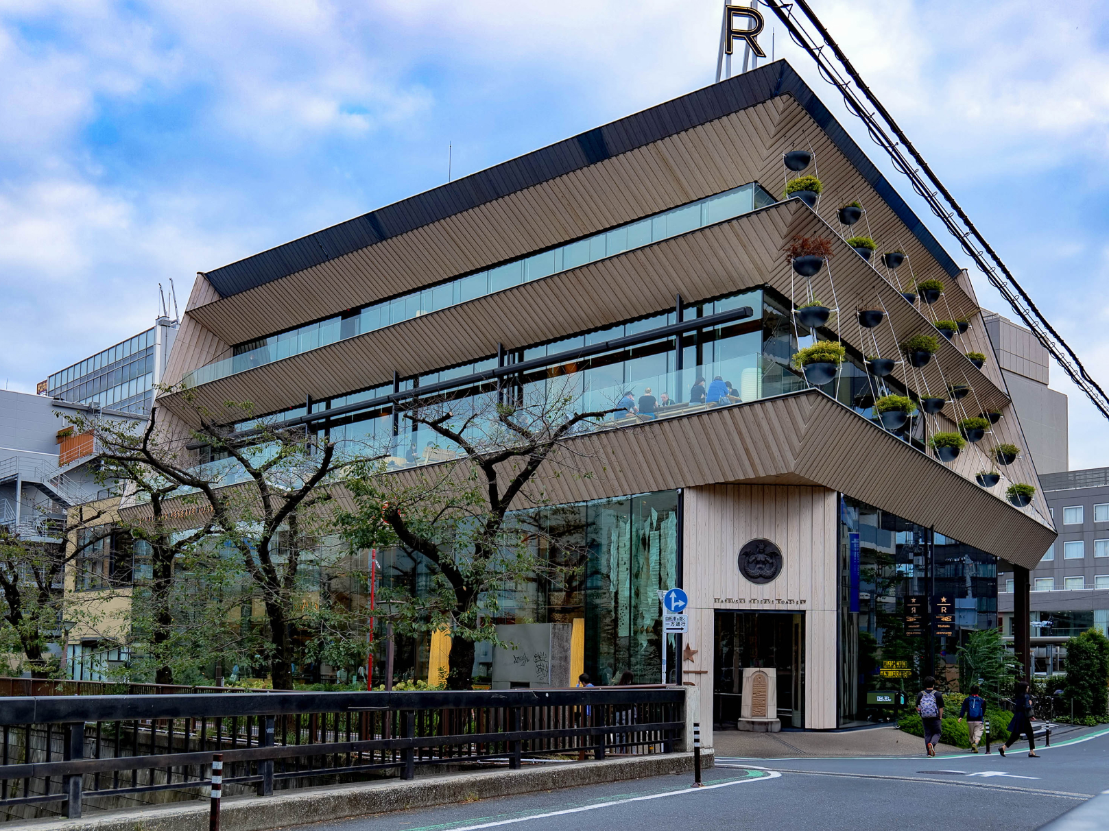 STARBUCKS RESERVE ROASTERY TOKYO（徒歩11分）