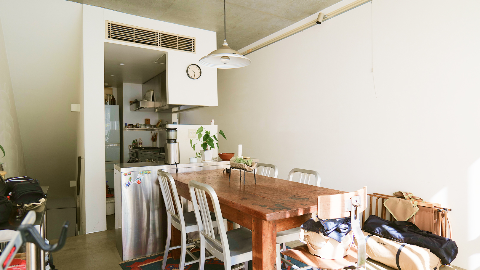 1階ダイニングキッチンスペース。キッチンとダイニングの間に配膳台収納があります。（2026年3月撮影）