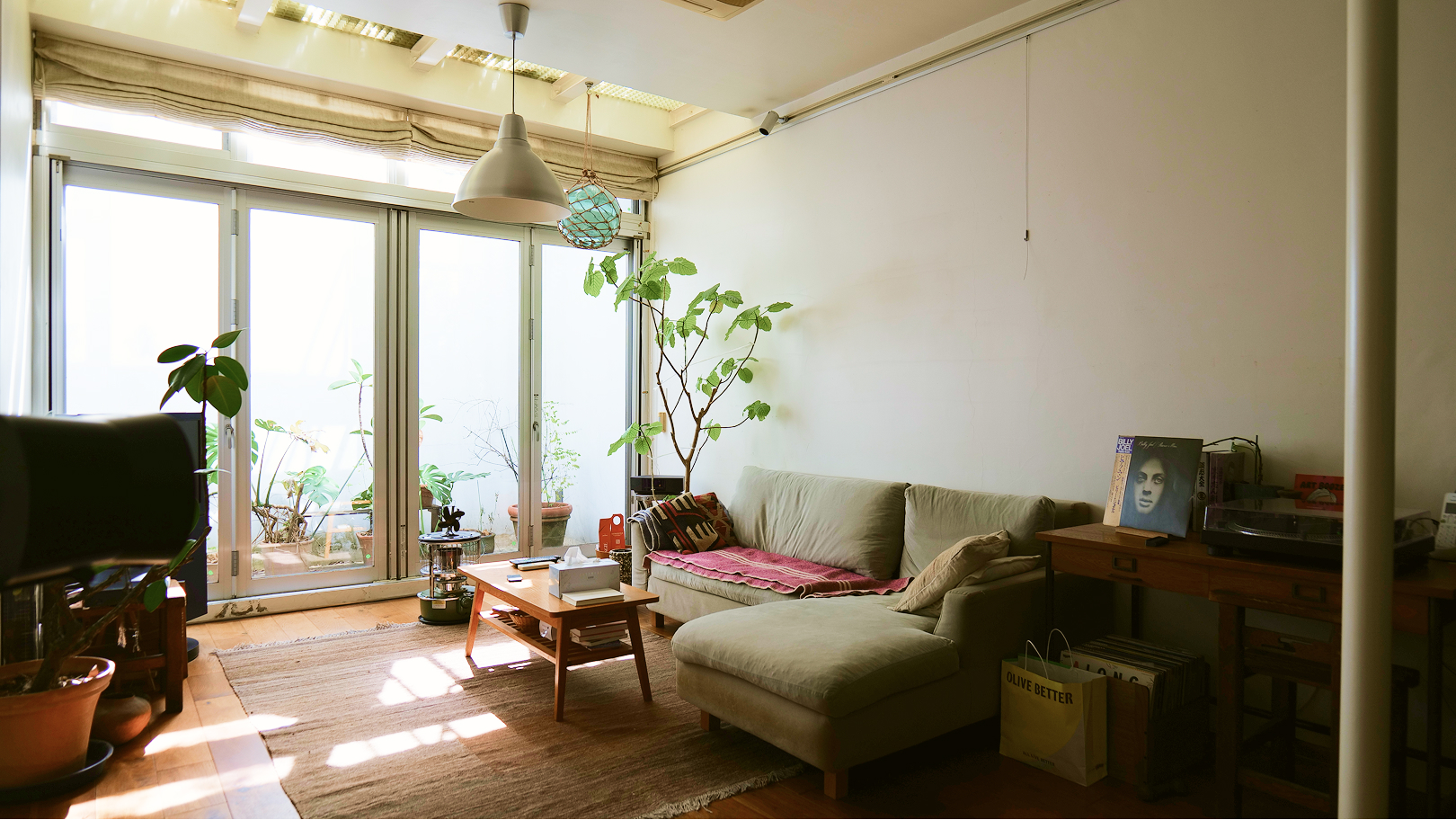 地下1階リビングスペース。天井高2.8ｍで明るく開放感があります。南向き窓は全面開放が可能でテラスと繋がります。（2026年3月撮影）