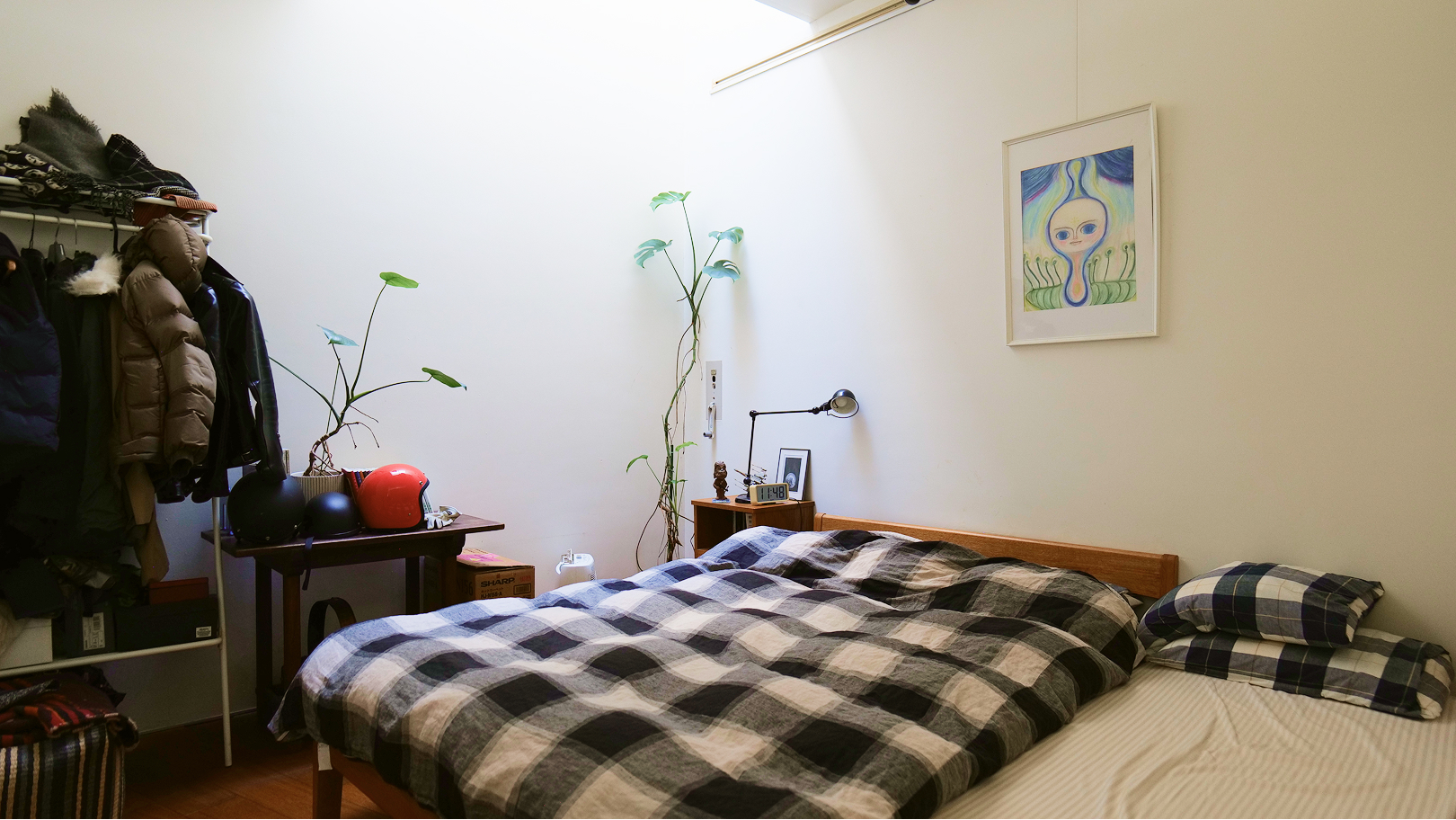 地下1階リビングスペースと緩やかに繋がる寝室１。上部トップライトから柔らかい光が差し込みます。（2026年3月撮影）