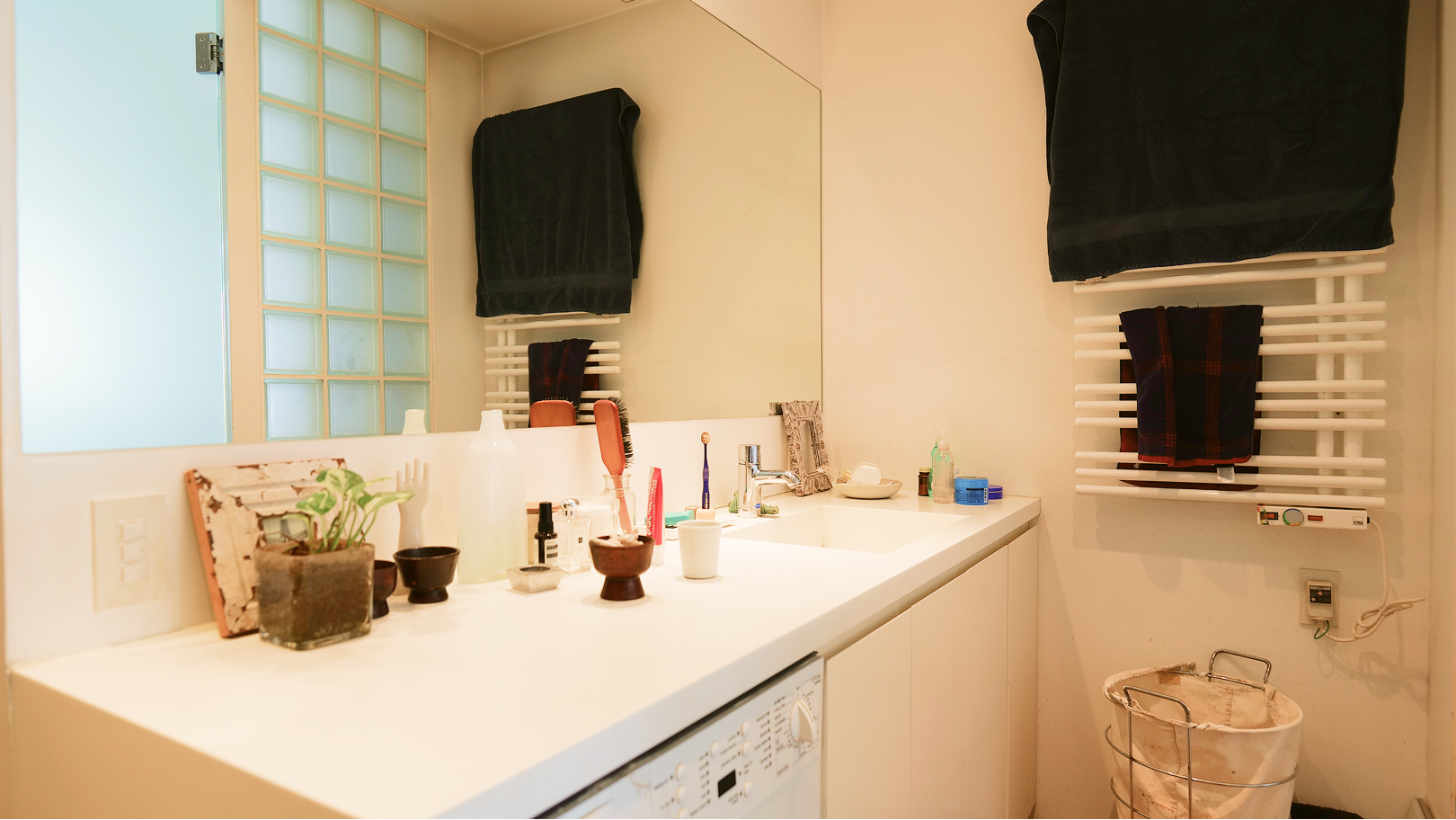 地下1階洗面室。ガラスブロックで囲われた明るい洗面スペース。（2026年3月撮影）