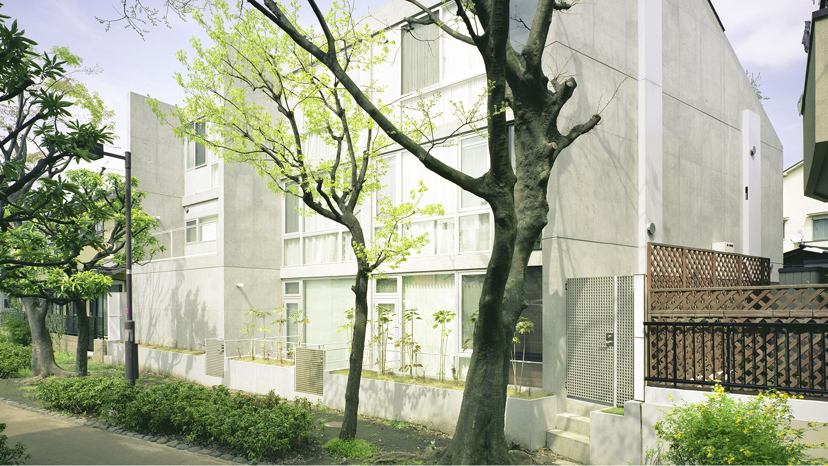 建物南側外観。緑道からもアクセス可能となります。（2007年撮影）