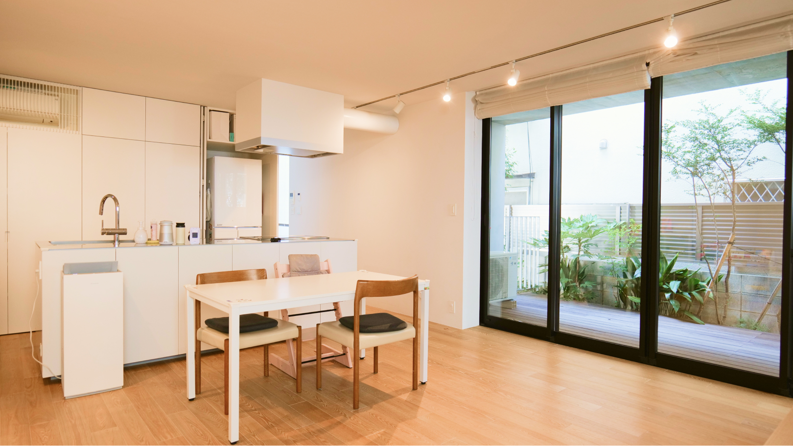 1階LDK｜南西向き大開口部に面したテラス付き。（2026年3月撮影）