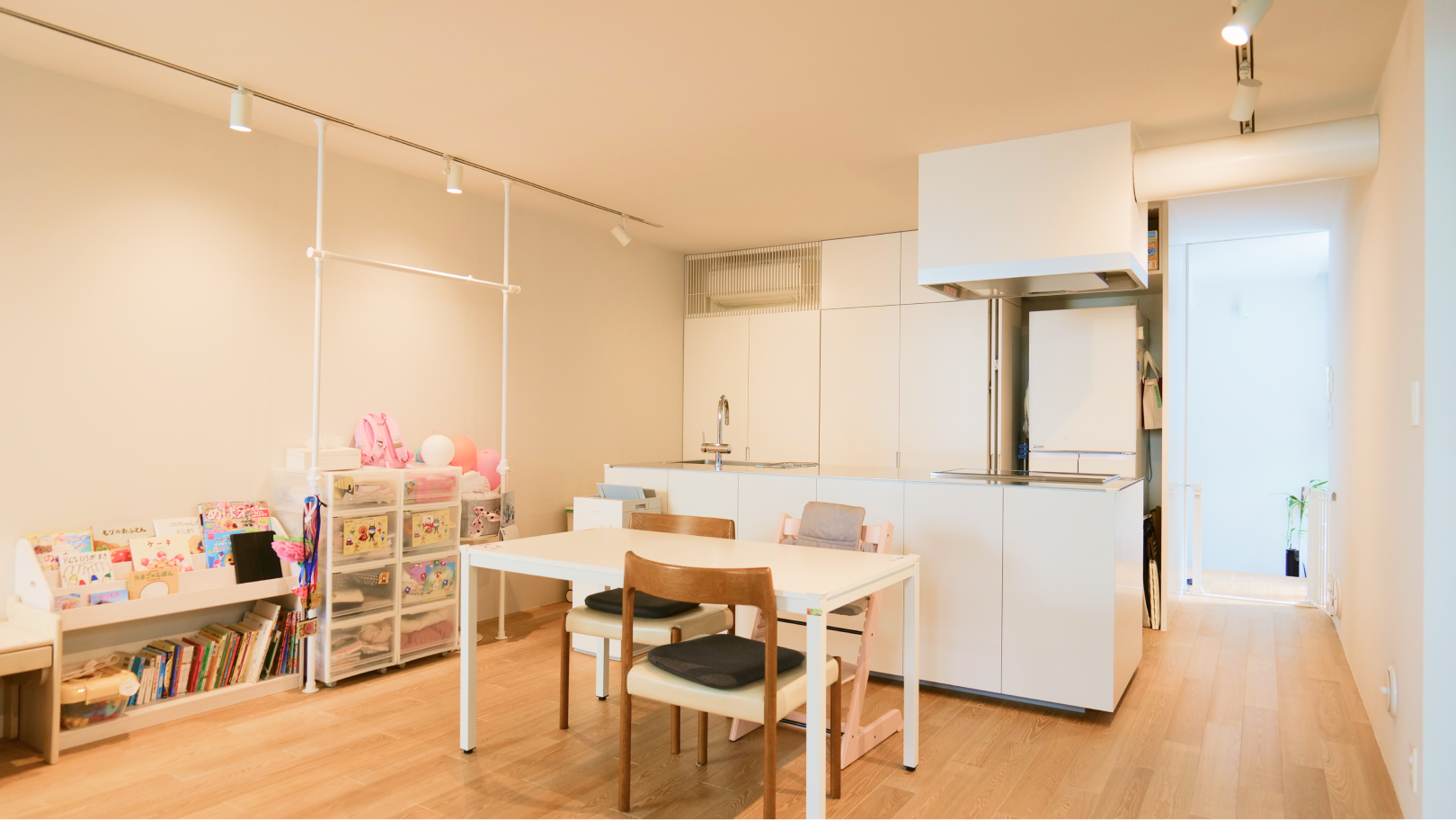 1階LDK｜アイランドキッチンでゆったりとした空間。（2026年3月撮影）