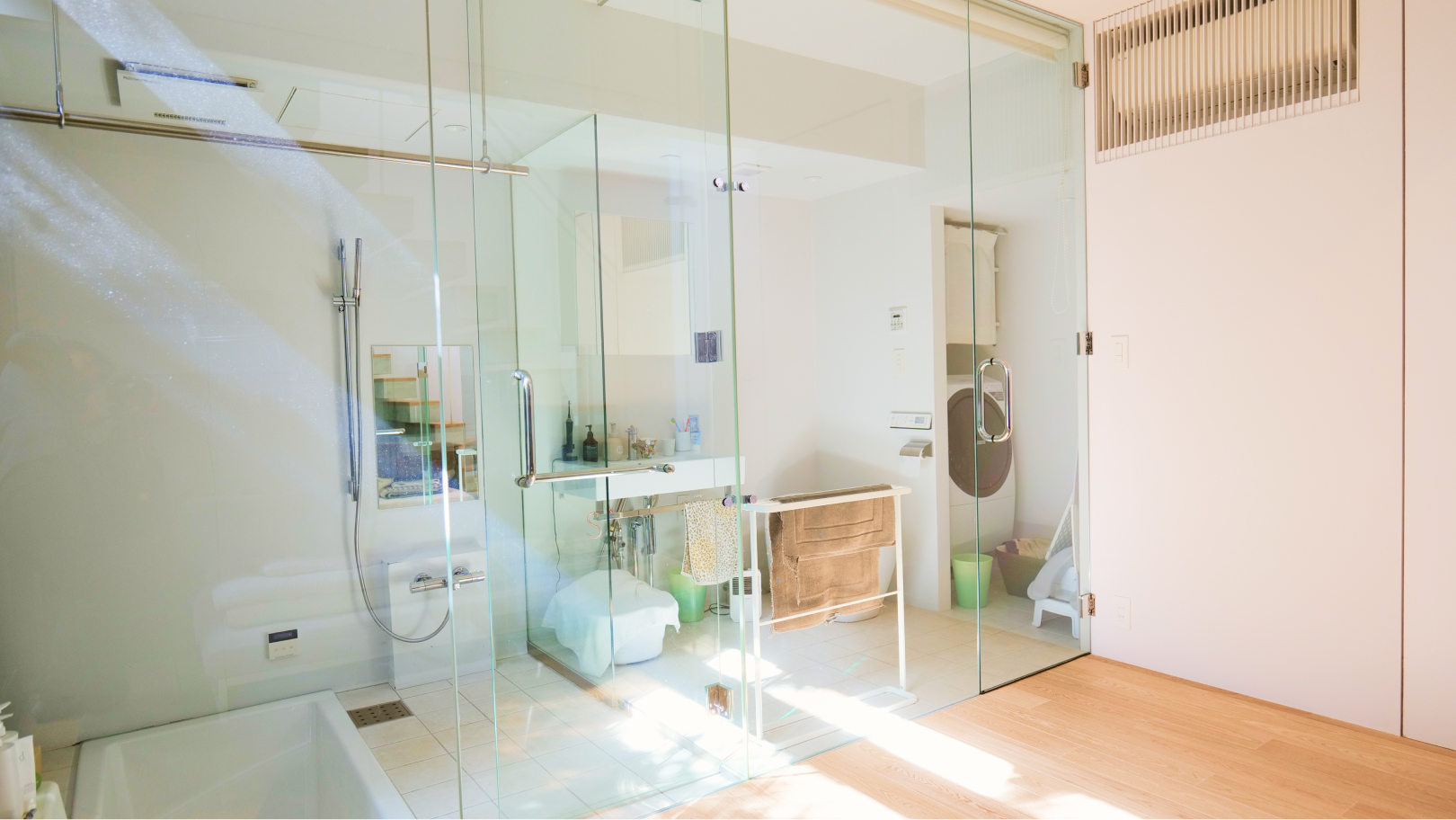 地下1階水回り｜主寝室、洗面所をガラスで仕切ったホテルのような空間（2026年3月撮影）