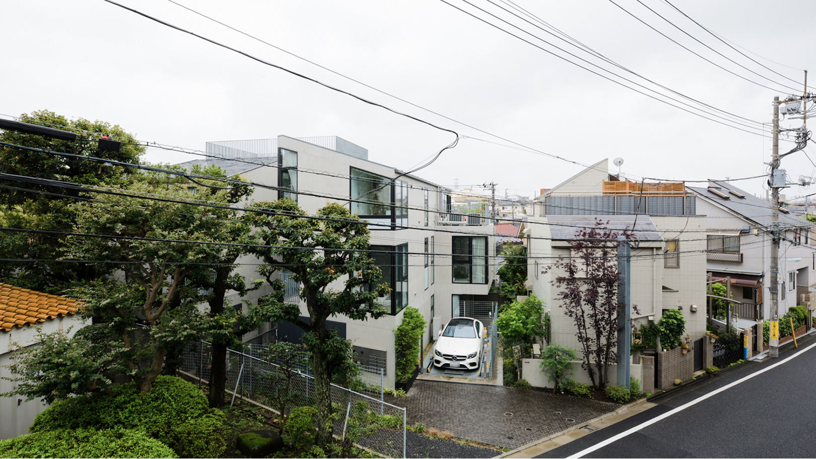 外観｜前面道路から見た建物外観。（2019年7月撮影）