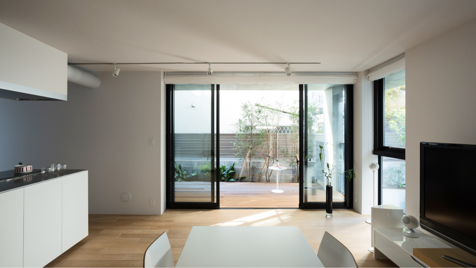 1階LDK｜LDKと繋がった使い勝手の良いテラス。（2019年7月撮影）