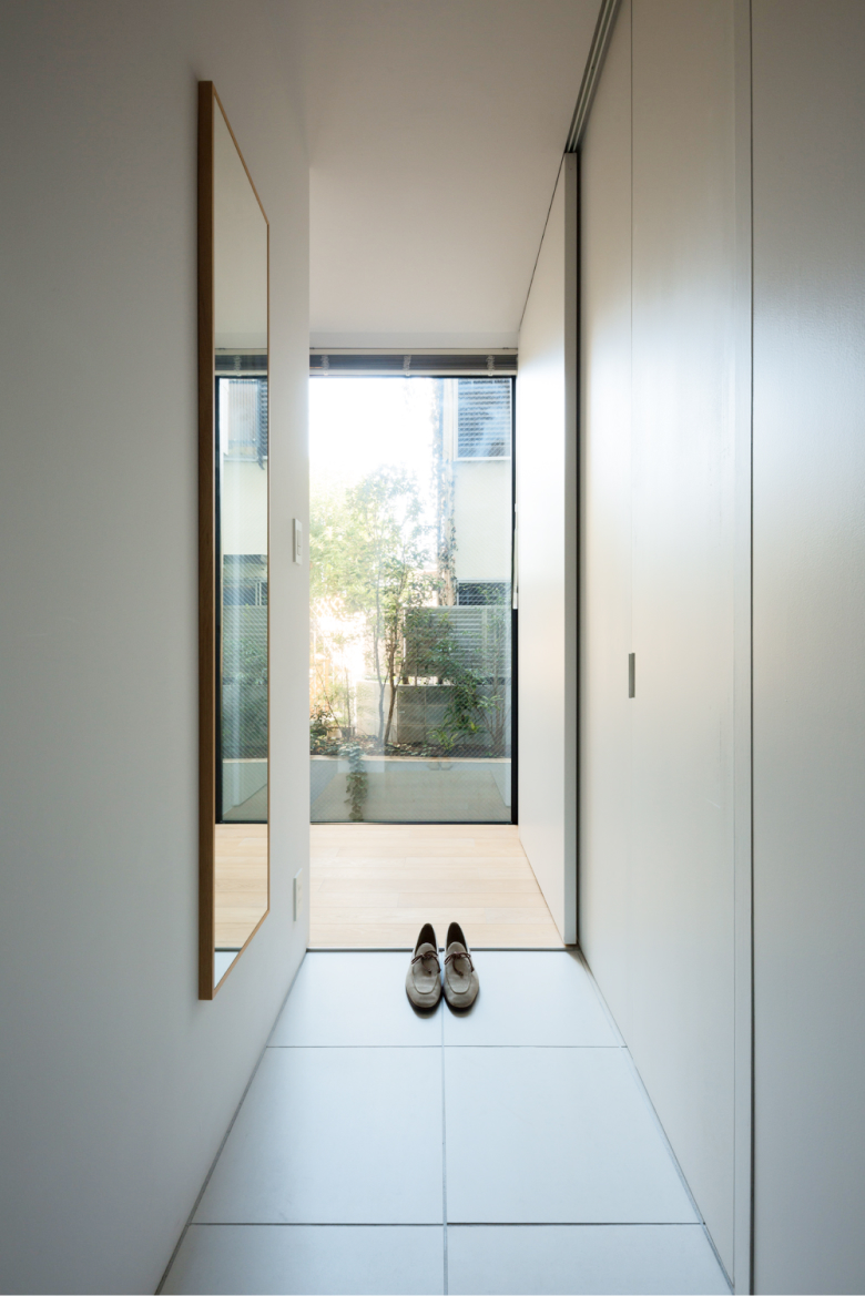 1階玄関｜向かいに大きな窓があります。（2019年7月撮影）