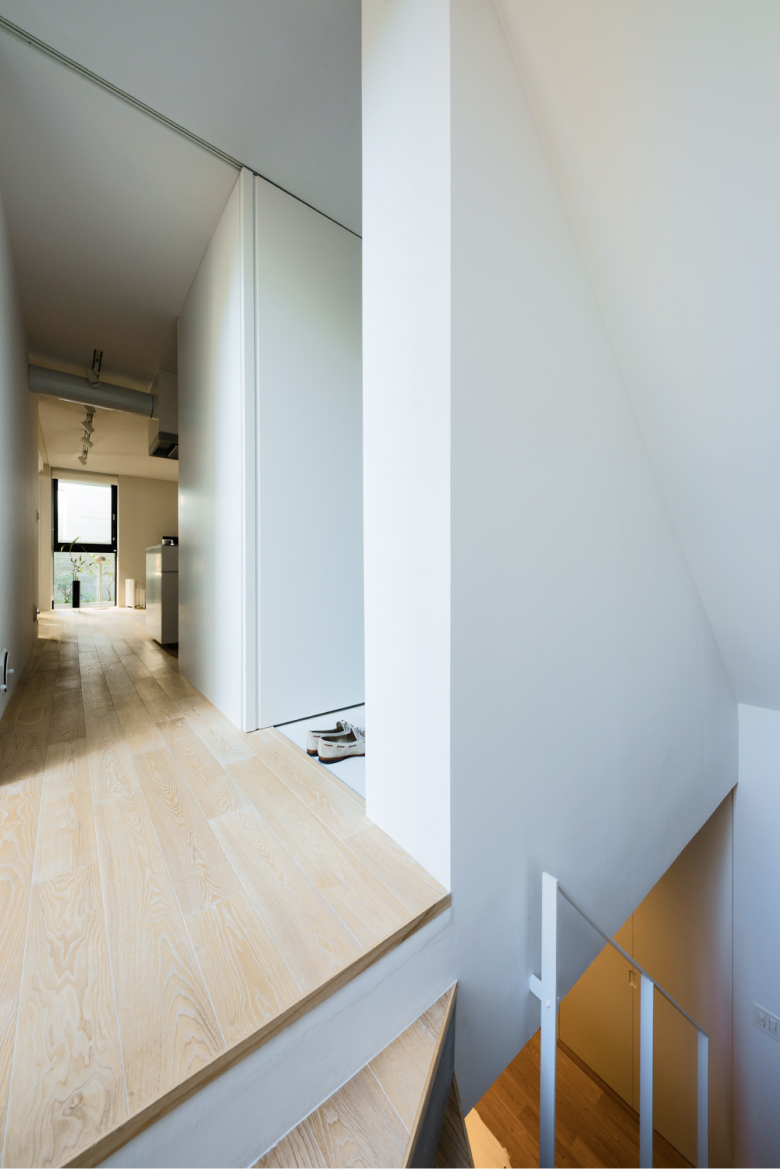 1階廊下と地下1階におりる階段。（2019年7月撮影）