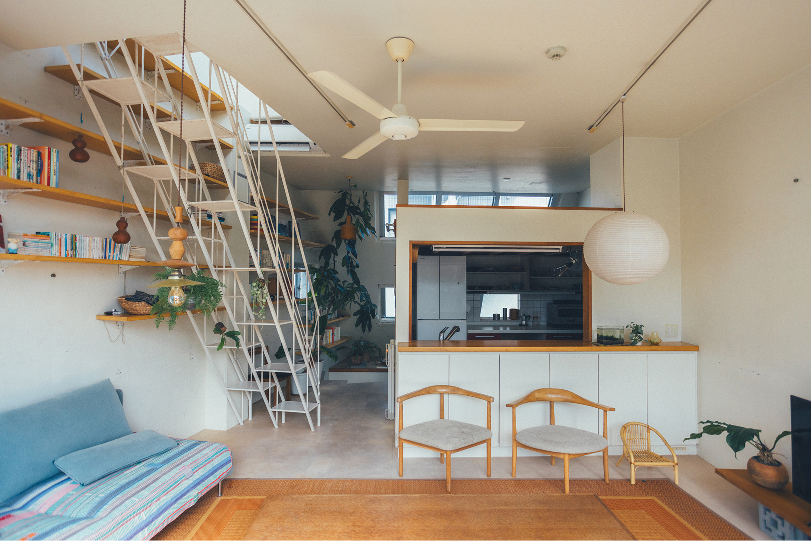 高い天井と南北に風が抜ける開放的なリビング・ダイニング