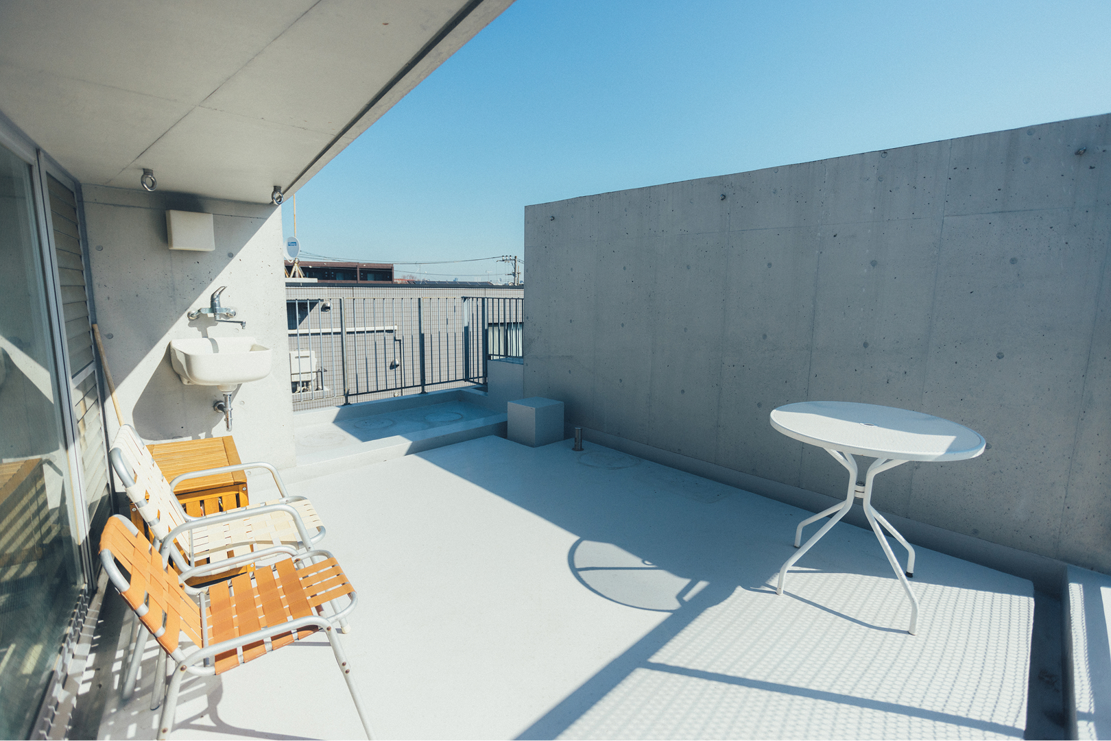 広くて、プライバシーも確保されたルーフテラス