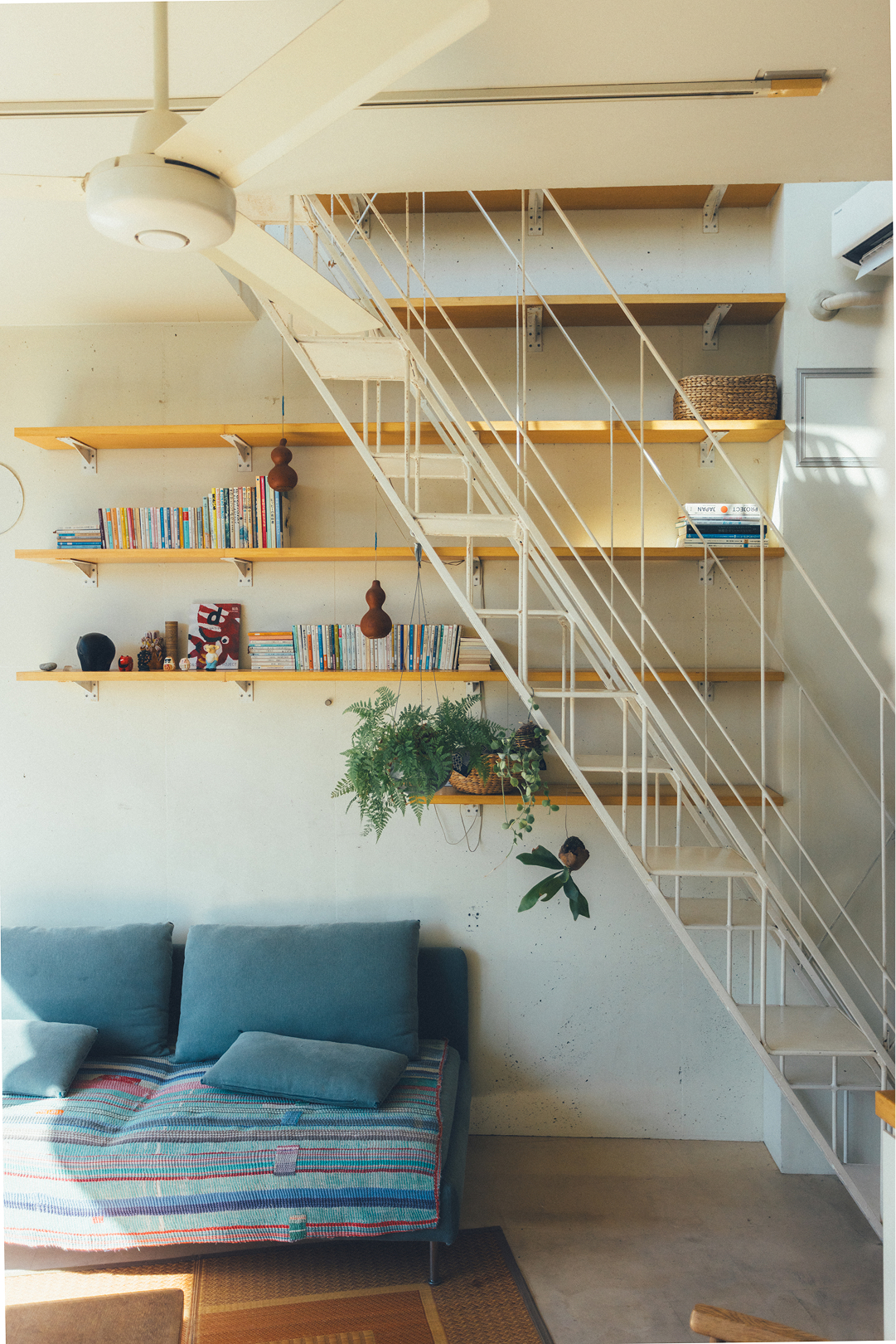 造り付けの大きな本棚