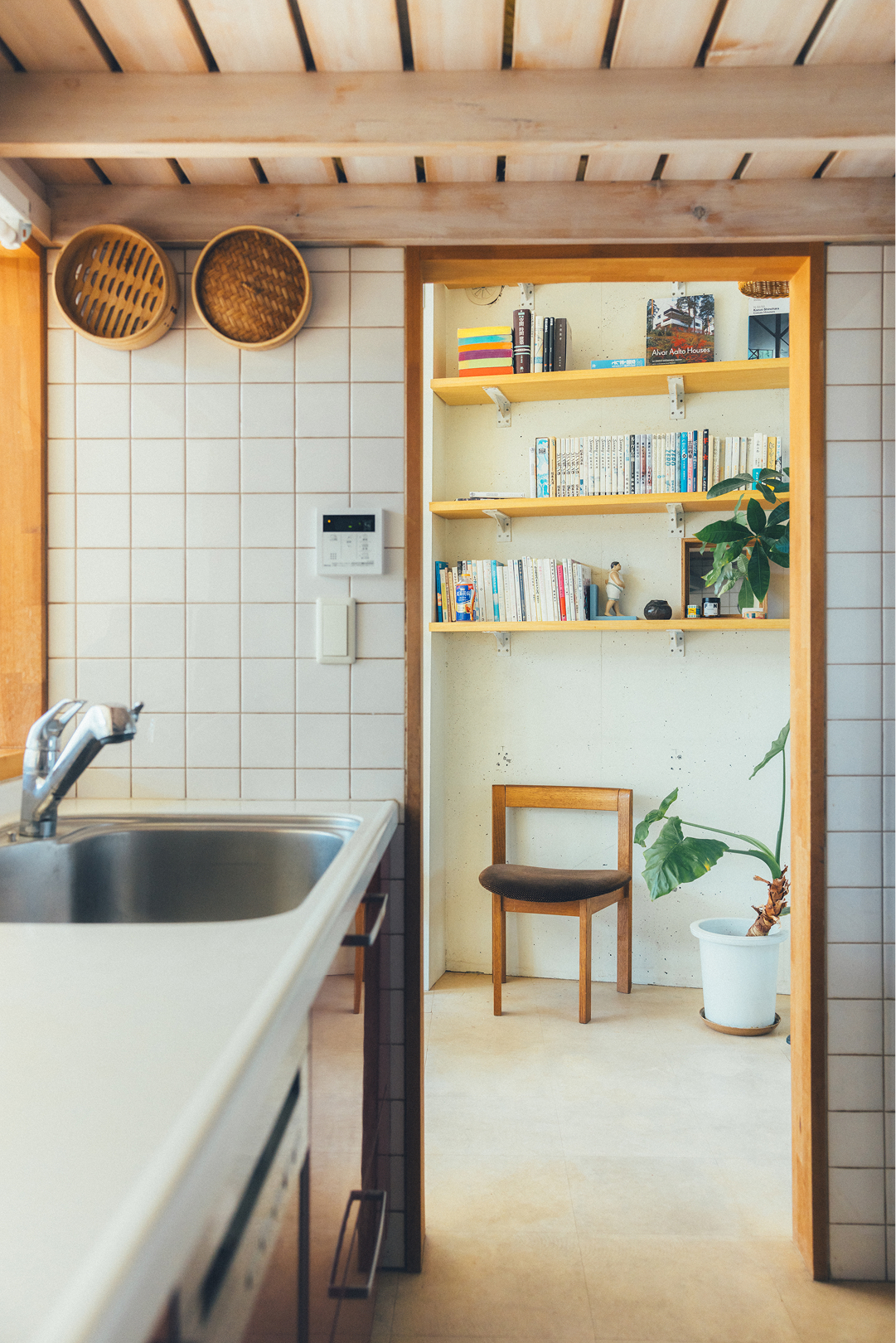 リビングを見渡すキッチン