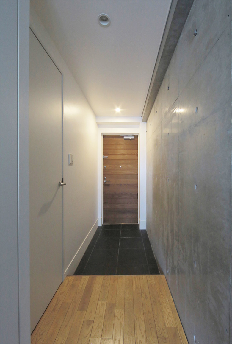 ゆとりある玄関と機能的なクローク(2018年撮影)