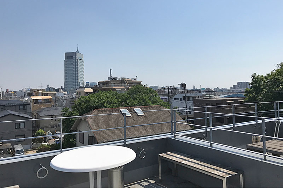 富士の稜線を望む、圧倒的なパノラマビュー。バーベキューも愉しめる開放的なルーフバルコニー(2018年撮影)